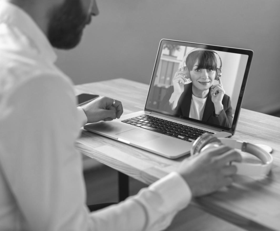 Equipo de profesionales analizando estrategias financieras en oficina moderna