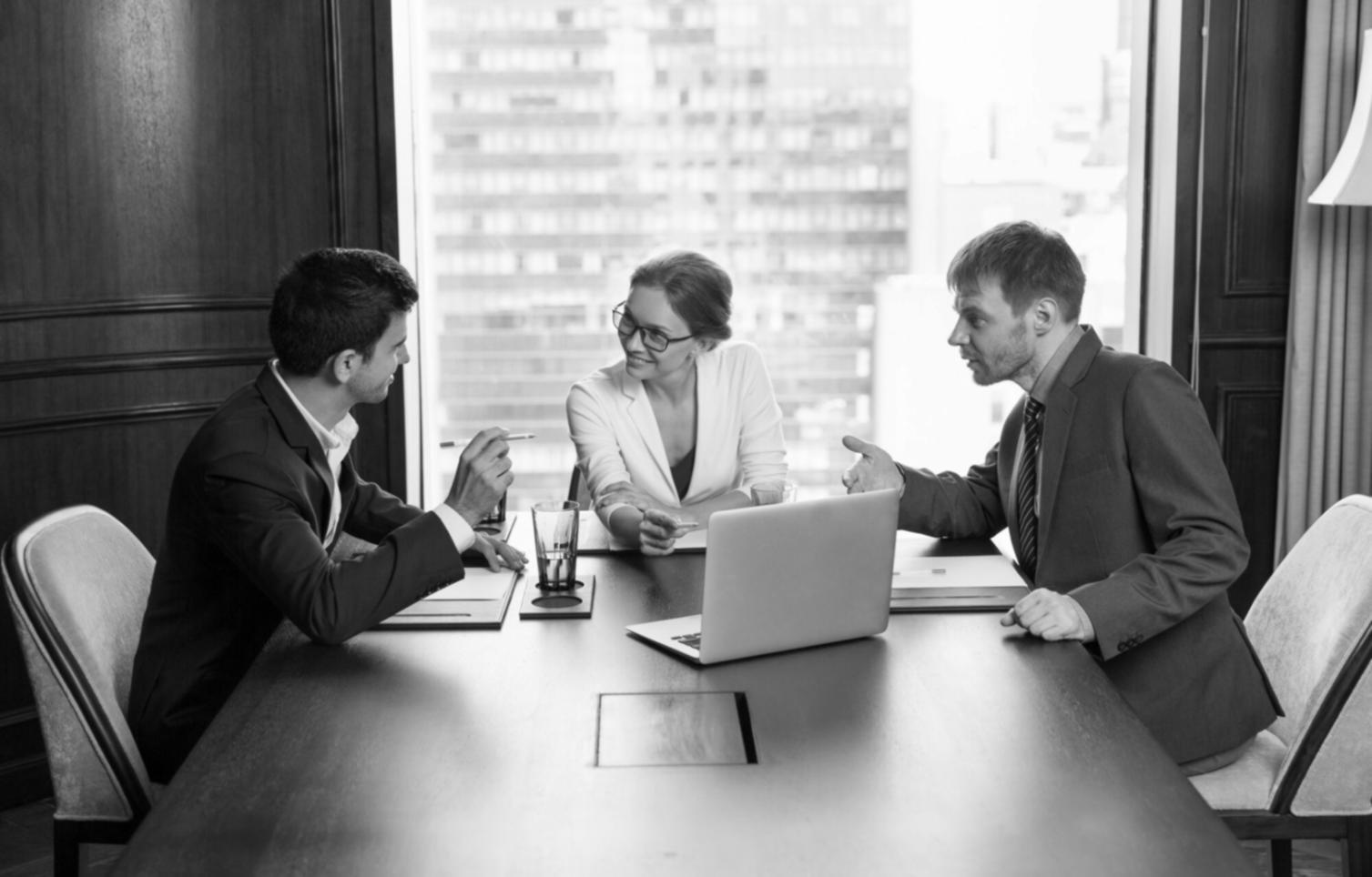 Análisis financiero detallado con gráficos y proyecciones empresariales