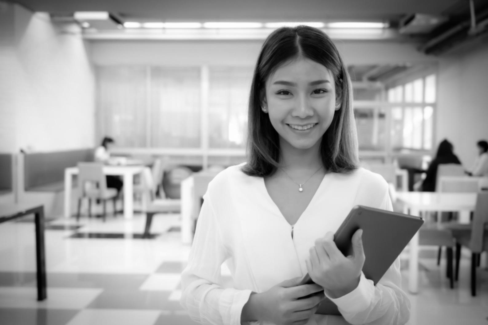 Reunión estratégica de equipo financiero revisando proyecciones y análisis de mercado