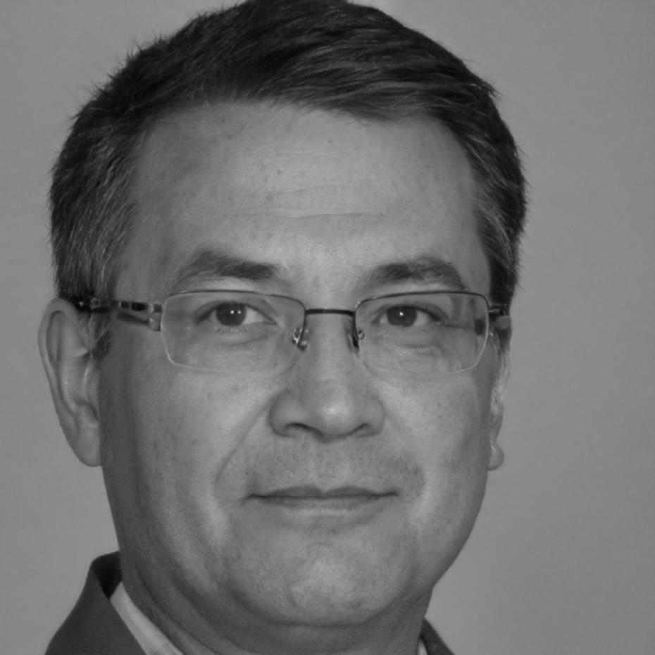 Retrato profesional de Nicolás Mendizábal, Director de Estrategia Financiera