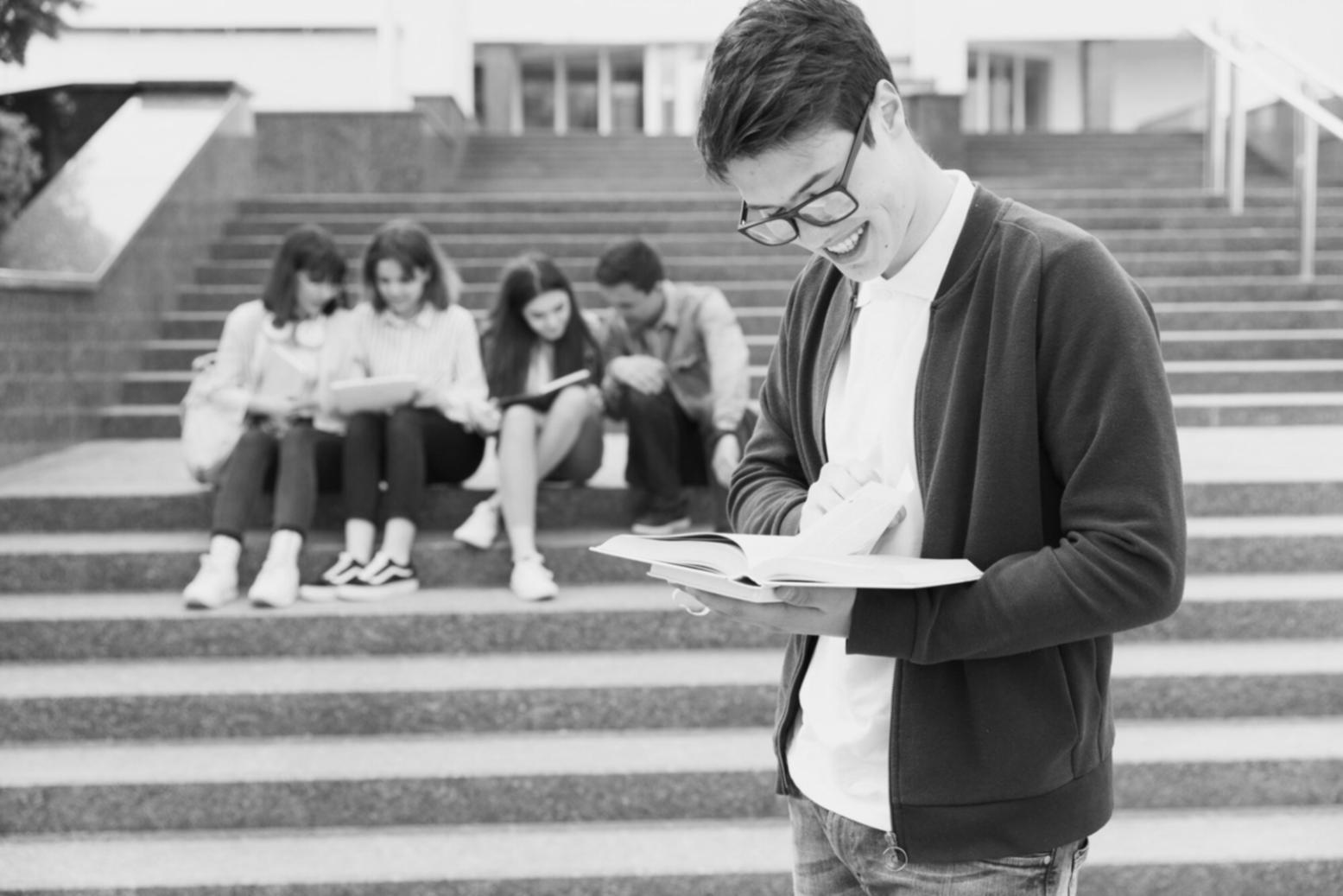 Proceso de análisis financiero detallado con documentos y herramientas de evaluación